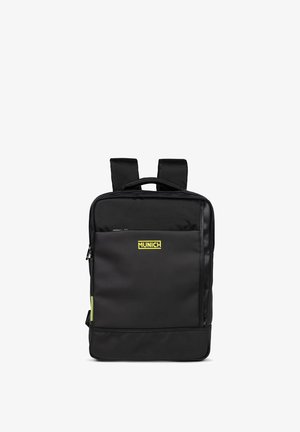 Sac à dos noir en matériau durable avec une finition mate, doté de bretelles rembourrées ajustables, d'une poche avant et d'un logo jaune.