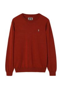 Pull rouge à manches longues en tissu texturé, doté d'un col rond et de poignets côtelés, avec une petite figure brodée sur la poitrine.
