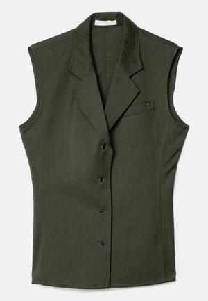 Bezrukávý tmavě zelený vestový kabát s přiléhavým střihem, zdobený výstřihem do V, pěti předními knoflíky a náprsní kapsou s logem.