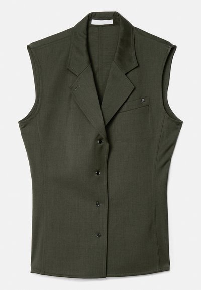 Bešvelnis tamsiai žalias liemenė su prigludusia išvaizda, turintis įpjovą apykaklę, penkis priekiniai sagos ir krūtinės kišenę su logotipo detale.