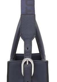 Bolso de mano de cuero en color azul marino con un acabado texturizado, que presenta una hebilla plateada y doble correa para opciones de transporte versátiles.
