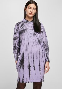 Kapitánová šatka s kapucňou v svetlofialovej farbe s čiernymi pruhmi. Mäkkučká látka, dlhé rukávy a bočné vrecká. Uvoľnený strih po kolená.