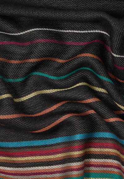 Textil mit schwarzem Grund, das bunte, wellenförmige Streifen in Rot, Orange, Türkis, Gelb und Weiß zeigt. Weiche Textur und gewebtes Design.