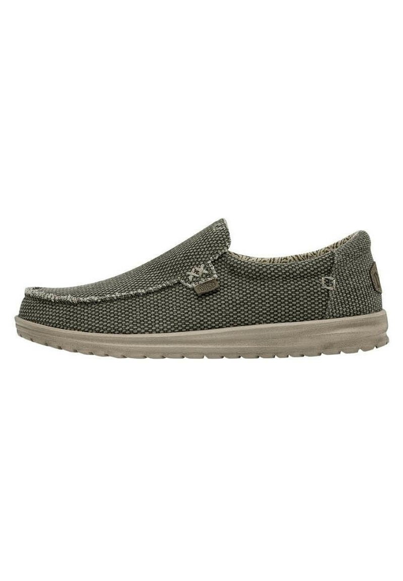 Scarpe slip-on grigie con tomaia in tessuto testurizzato, cuciture a contrasto e suola in gomma. Presentano un piccolo logo laterale.