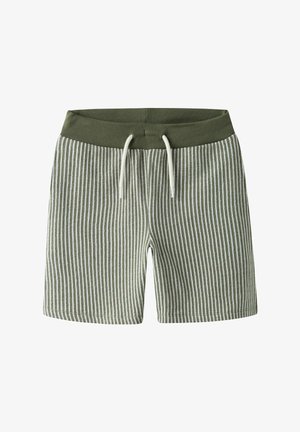 Shorts en maille à rayures verticales vertes et blanches avec une ceinture élastique verte unie et un cordon blanc.
