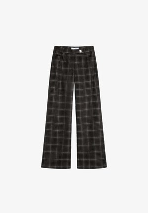 Zwart-witte geruite broek met brede pijpen, voorzien van een sluiting met een vooraanliggende knoop en een zachte stoftextuur.