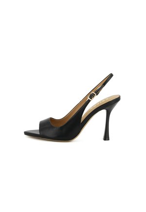 Sandalo slingback in pelle nera con punta aperta, tacco stiletto sottile e cinturino regolabile con fibbia su sfondo bianco.