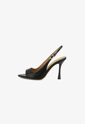 Sandalo slingback in pelle nera con punta aperta, tacco stiletto sottile e cinturino regolabile con fibbia su sfondo bianco.