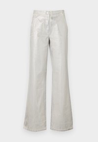 Pantalons évasés argentés en matériau brillant, dotés d'un bouton frontale, de deux poches et de détails de couture visibles.