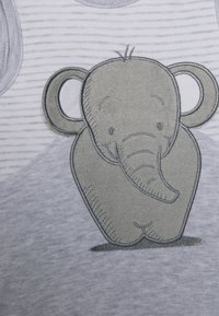 Lys grå tanktopp med en brodert elefantdesign i dempede toner, med en myk tekstur og subtilt stripete mønster.