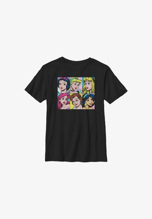 T-shirt nera con sei ritratti colorati di principesse animate, disposti in due file da tre.