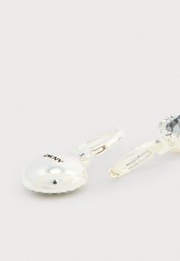 Cercei din metal de culoare argintie, cu o bază ovală lucioasă și un accent dintr-o piatră semiprețioasă rotundă, întunecată, prinsi cu un sistem de închidere tip lever-back.