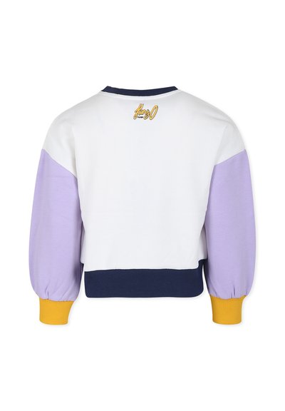 Sweatshirt court avec un corps blanc, des manches lilas, un ourlet côtelé bleu marine et un poignet jaune ; présente un logo brodé au dos. Tissu en mélange de coton.