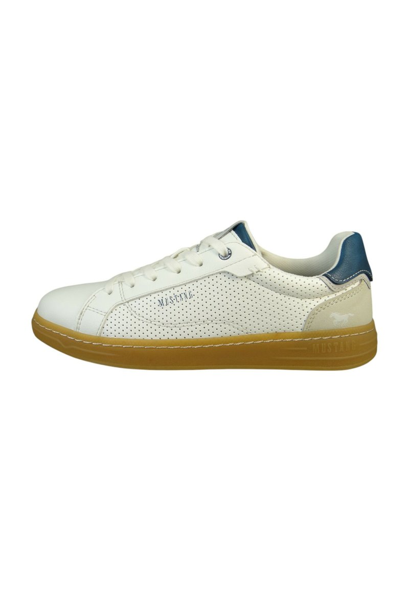 Weißer perforierter Ledersneaker mit blauen Akzenten an der Ferse und brauner Gummisohle. Verfügt über ein klassisches Schnürdesign und ein geprägtes Markenlogo.