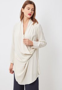 Seleccionado, beige