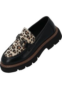 Mocasín de cuero negro con parte superior de piel de leopardo, acento de hebilla plateada y suela de goma texturizada. Detalles de costura alrededor del borde.