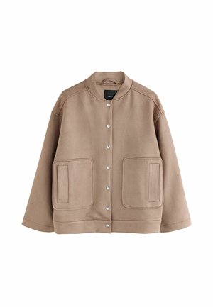 Blouson bomber en daim marron clair avec boutons-pression sur le devant et deux grandes poches plaquées rectangulaires.