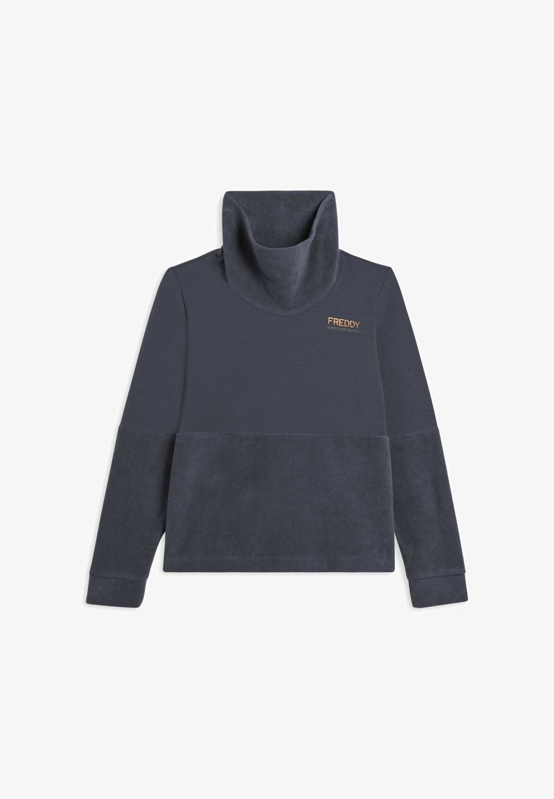 Felpa blu navy con collo alto a scaldacollo, presenta una parte superiore opaca a contrasto e una sezione inferiore in velluto. Logo "FREDDY" in oro sul petto.