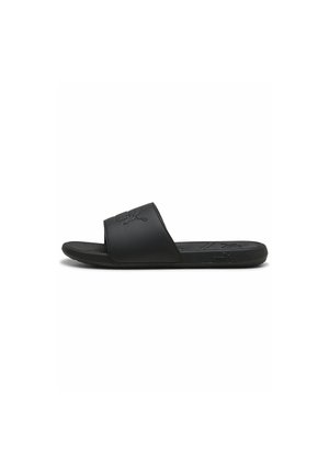 Czarna sandałka typu slip-on z szerokim paskiem i wytłoczonym logo Puma na pasku i podeszwie, pokazana z boku na białym tle.
