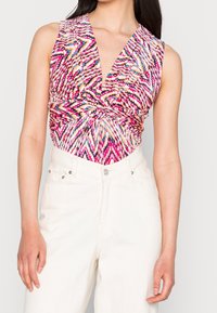 Aansluitende mouwloze body met een diepe v-hals, voorzien van een levendig multicolor zigzagpatroon en geraffineerde details bij de taille.