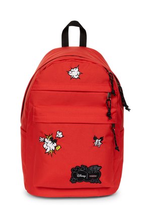 Mochila roja con asa negra, bolsillo frontal con cremallera, logotipos de Disney y Eastpak, y parches de dibujos animados con explosiones y personajes.