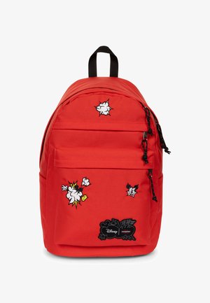 Rode rugzak met zwarte handgreep, voorvak met rits, Disney- en Eastpak-logo's en cartoon-explosie- en karakterpatches.