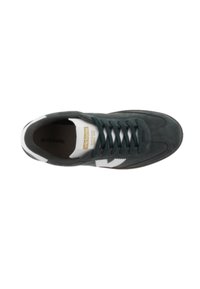Zapatillas de gamuza verde con acentos blancos, puntera redonda y cordones planos. Presenta un logo en la lengüeta y una suela de goma texturizada para mayor agarre.