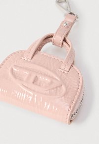 Malé lesklé ružové kožené puzdro s reliéfnym logom, dvojitými rúčkami, zipsom na zatváranie a strieborným kovovým zapínaním.