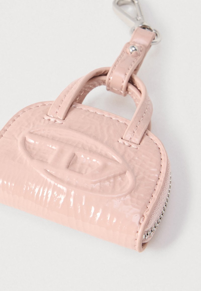 Kleine glänzende rosa Lederetui mit geprägtischem Logo, doppelten Griffen, Reißverschluss und silberner Metallverschlussbefestigung.