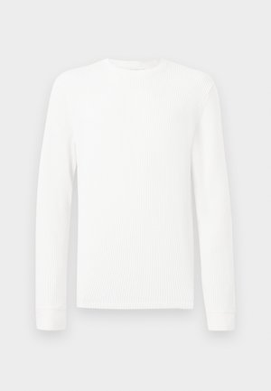 Biały prążkowany sweter z długim rękawem, okrągłym dekoltem i dopasowanymi mankietami, prezentowany na jasnym, jednolitym tle.