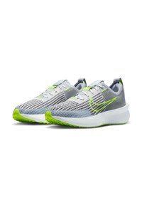 Zapatillas de running ligeras en gris con una parte superior texturizada, detalles en verde neón y una entresuela blanca acolchada, que presentan un diseño aerodinámico.