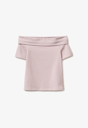 Lichtroze off-shoulder top met korte mouwen, brede opgevouwen halslijn en rechte zoom op witte achtergrond.