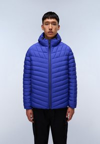 Padded modrá bunda se zipem vp ředu, kapucí a vodorovným chevronovým vzorem; má hladkou texturu a elastické manžety.