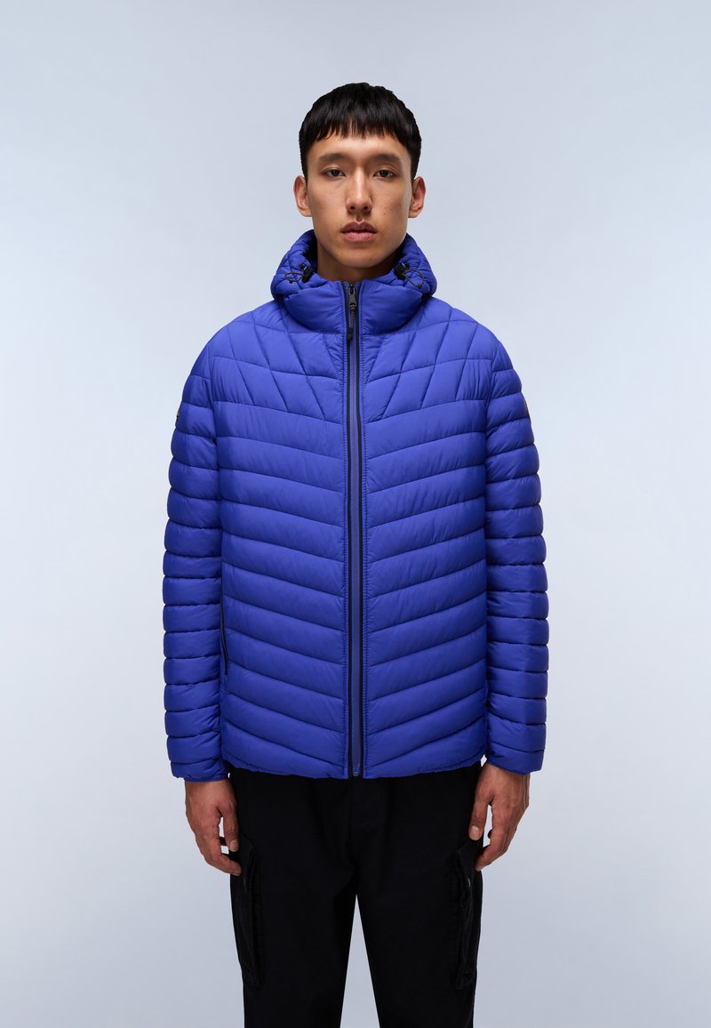 Padded modrá bunda se zipem vpředu, kapucí a vodorovným chevronovým vzorem; má hladkou texturu a elastické manžety.