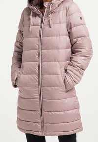 Manteau long matelassé rose clair avec capuche, design matelassé horizontal, fermeture éclair à l'avant et poches latérales. Texture douce avec cordon de serrage ajustable.