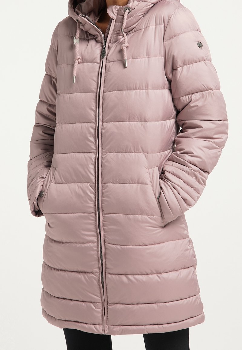 Manteau long matelassé rose clair avec capuche, design matelassé horizontal, fermeture éclair à l'avant et poches latérales. Texture douce avec cordon de serrage ajustable.