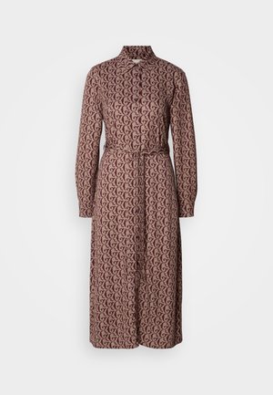Langermet skjortekjole laget av mønstret bordeauxfarget stoff med et gjentatt mørkt design. Inkluderer krage og belte i midjen.