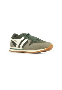 Sneakers da corsa verdi con tomaia in suede e materiale sintetico, caratterizzati da strisce bianche, suola in gomma naturale e design low-profile.