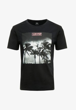 Czarna koszulka Levi's z czarno-białą grafiką drzewa palmowego i logo Levi's w czerwonym kolorze, obrysowanym, umieszczonym na górze i na środku wzoru.