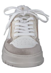 Αθλητικά παπούτσια με λευκό δερμάτινο πάνω μέρος, μπεζ σουέτ λεπτομέρειες και υφασμάτινη γκρι σόλα. Περιλαμβάνουν λευκές κορδόνες και μια χνουδωτή λεπτομέρεια στη γλώσσα.