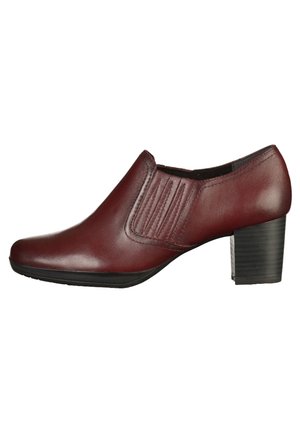 Bordowe skórzane buty z zaokrąglonym noskiem, detalami z elastycznych paneli oraz 5-centymetrowym obcasem w kształcie bloku. Gładka faktura, minimalistyczny design i brak widocznych elementów metalowych.