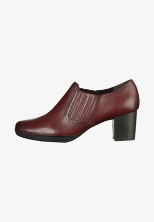 Bordowe skórzane buty z zaokrąglonym noskiem, detalami z elastycznych paneli oraz 5-centymetrowym obcasem w kształcie bloku. Gładka faktura, minimalistyczny design i brak widocznych elementów metalowych.
