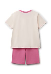 Camiseta de manga corta color beige con cuello rosa, combinada con pantalones cortos rosa. Fabricada en suave algodón con un diseño simple y costuras en contraste.