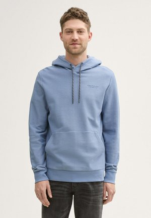 Helle blaue Kapuzenjacke aus strukturiertem Stoff, mit Kordelzugkapuze, vorderer Taschenklappe und gerippten Bündchen und Saum. Logo auf der Brust gestickt.