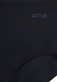 Čierna športová textília s hladkou štruktúrou a logom s vyrazeným nápisom "ACTIVE". Dizajn je jednoduchý a elegantný.