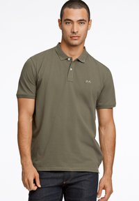 Oliven grøn polo t-shirt lavet af bomuld, med krave, korte ærmer og et lille broderet logo på brystet.
