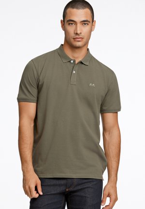 Olijfgroene polo met korte mouwen, gemaakt van katoen, met een kraag en een klein geborduurd logo op de borst.