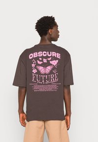 YOURTURN by Zalando - NOSTALGIA FUTURE TEE UNISEX - Print T-shirt - brown Thumbnail Image 1