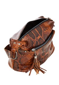 Borsa in misto pelle con motivo a pelle di serpente marrone, dalla superficie testurizzata, dotata di una zip superiore e di una tasca laterale, accentuata da un pon-pon sul cursore della zip.