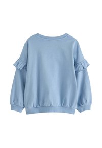 Jasnoniebieska bluza ma okrągły dekolt, balonowe rękawy z falbaniastymi akcentami oraz dopasowaną talię dla przylegającego kroju.